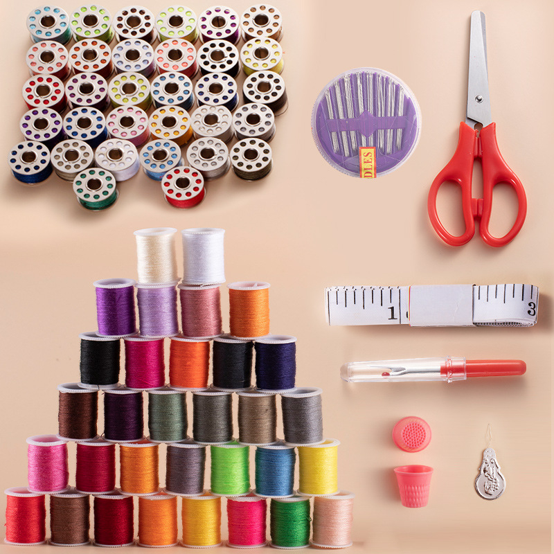 Set šivaćih niti u kutiji za kućnu upotrebu, uključuje niti za šivaći stroj i ručno šivanje, moderni stil