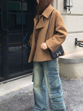 Ženski vuneni kaput s alpaka smjesom (50–70%), jednobojni tweed, slobodan kroj, rever ovratnik, tri gumba u dva reda