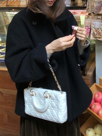 Ženski vuneni kaput s alpaka smjesom (50–70%), jednobojni tweed, slobodan kroj, rever ovratnik, tri gumba u dva reda