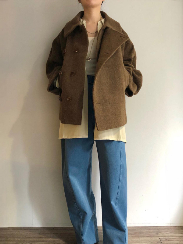 Ženski vuneni kaput s alpaka smjesom (50–70%), jednobojni tweed, slobodan kroj, rever ovratnik, tri gumba u dva reda