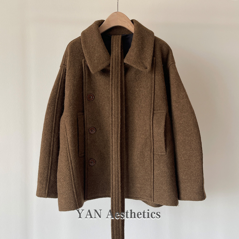 Ženski vuneni kaput s alpaka smjesom (50–70%), jednobojni tweed, slobodan kroj, rever ovratnik, tri gumba u dva reda