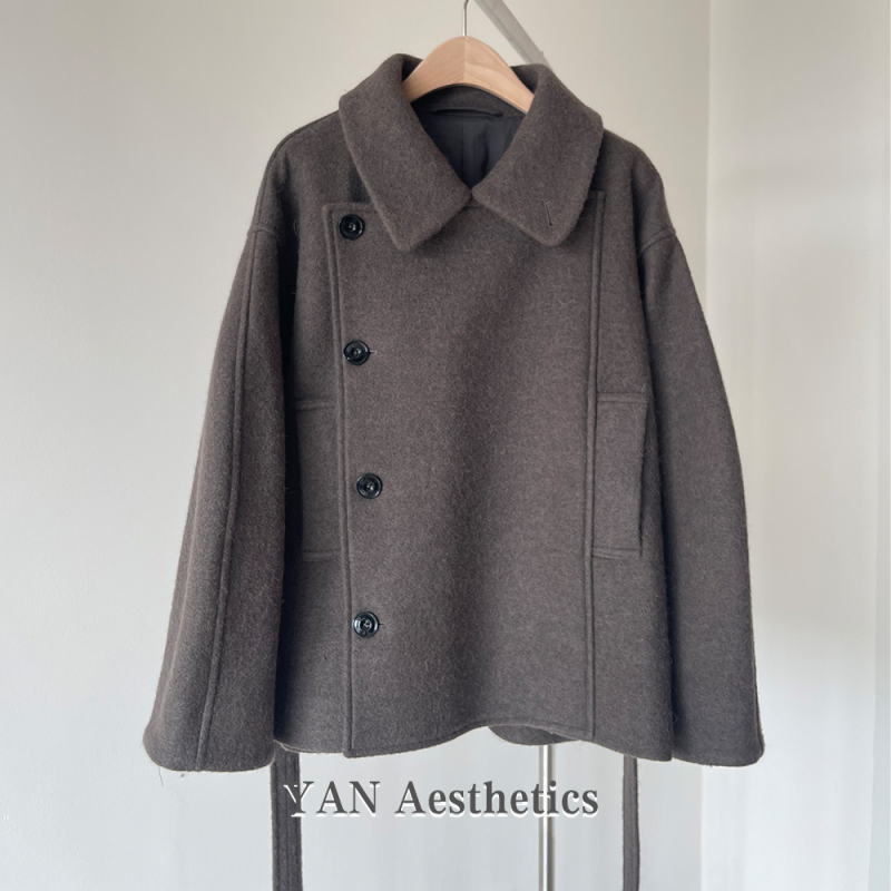 Ženski vuneni kaput s alpaka smjesom (50–70%), jednobojni tweed, slobodan kroj, rever ovratnik, tri gumba u dva reda