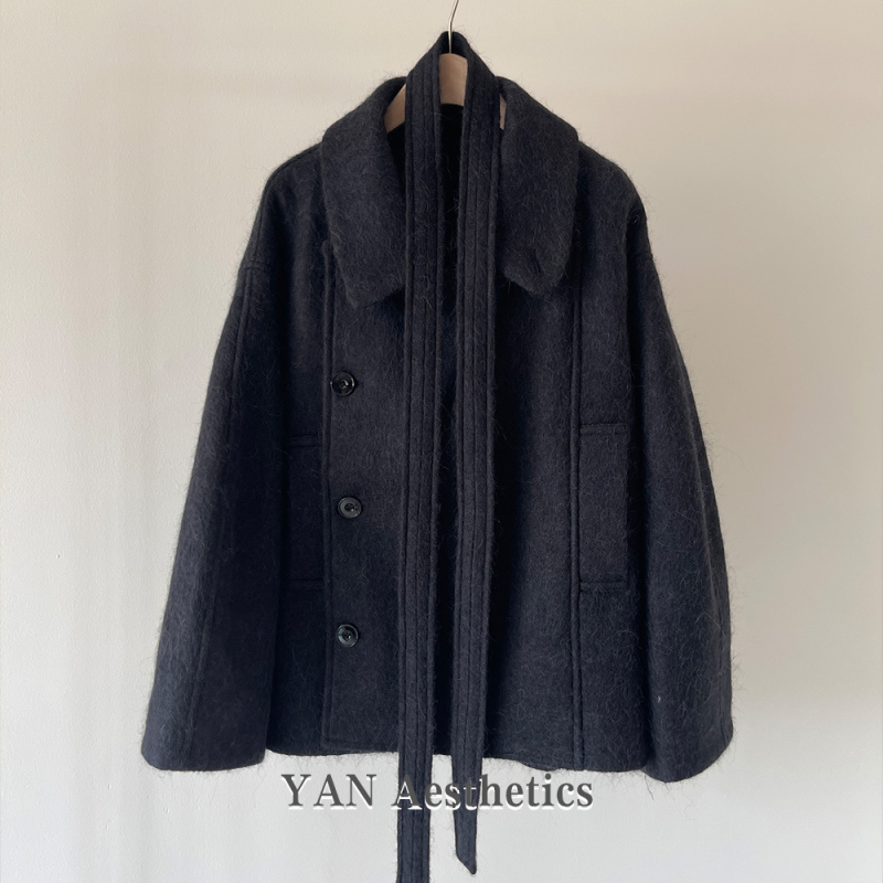 Ženski vuneni kaput s alpaka smjesom (50–70%), jednobojni tweed, slobodan kroj, rever ovratnik, tri gumba u dva reda