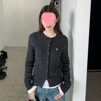 Ženski pleteni kardigan s kapuljačom – polo ovratnik, pamuk-spandeks smjesa, uski kroj, kratka duljina 40–50 cm