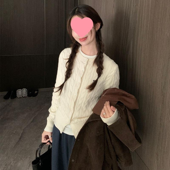 Ženski pleteni kardigan s kapuljačom – polo ovratnik, pamuk-spandeks smjesa, uski kroj, kratka duljina 40–50 cm