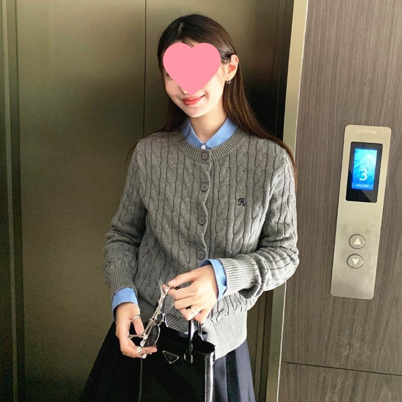 Ženski pleteni kardigan s kapuljačom – polo ovratnik, pamuk-spandeks smjesa, uski kroj, kratka duljina 40–50 cm