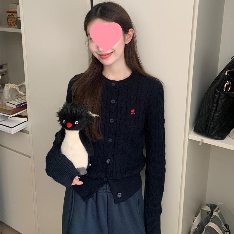 Ženski pleteni kardigan s kapuljačom – polo ovratnik, pamuk-spandeks smjesa, uski kroj, kratka duljina 40–50 cm