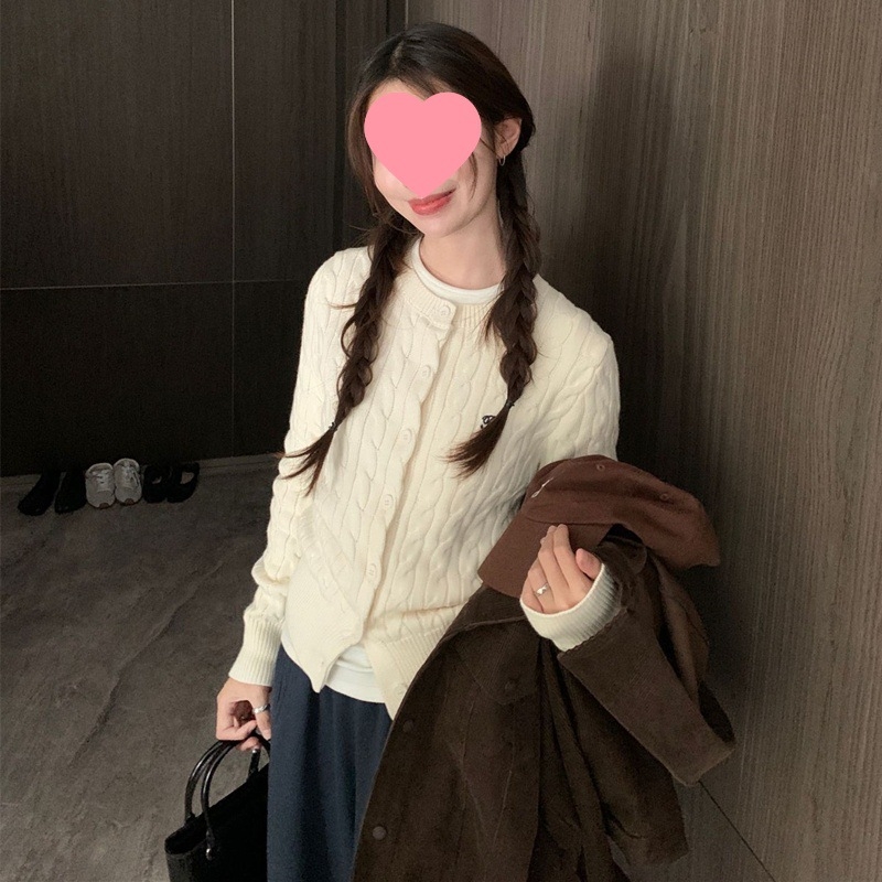 Ženski pleteni kardigan s kapuljačom – polo ovratnik, pamuk-spandeks smjesa, uski kroj, kratka duljina 40–50 cm