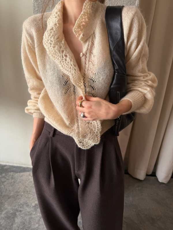 Cardigan tricotat cu decupaj în dantelă, lână Merino și mohair, decolteu în V, croială lejeră