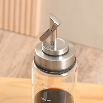 Μπουκάλι λαδιού από γυαλί με αυτόματο άνοιγμα-κλείσιμο, μοντέρνος μινιμαλιστικός σχεδιασμός, εκτυπωμένο λογότυπο.