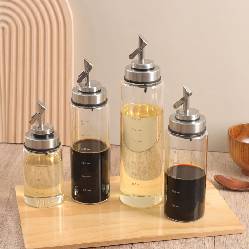 Μπουκάλι λαδιού από γυαλί με αυτόματο άνοιγμα-κλείσιμο, μοντέρνος μινιμαλιστικός σχεδιασμός, εκτυπωμένο λογότυπο.