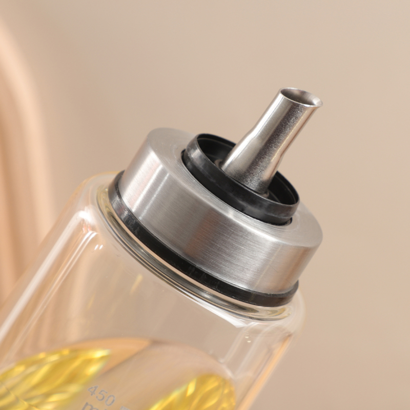 Μπουκάλι λαδιού από γυαλί με αυτόματο άνοιγμα-κλείσιμο, μοντέρνος μινιμαλιστικός σχεδιασμός, εκτυπωμένο λογότυπο.