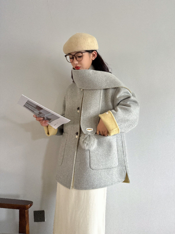 Palto de femei dublu fațat din lână cu design patchwork, 70–80% lână, croială Slim, lungime medie, guler rotund, mâneci lungi, închidere cu nasturi în față