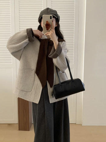 Palton damă din lână cu gulă-șal, stil coreean lejer, croială liberă, mâneci raglan, închidere cu nasturi, toamnă 2025.
