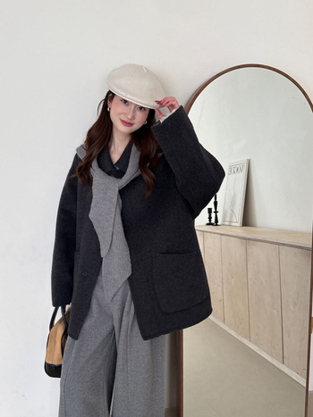 Palton damă din lână cu gulă-șal, stil coreean lejer, croială liberă, mâneci raglan, închidere cu nasturi, toamnă 2025.