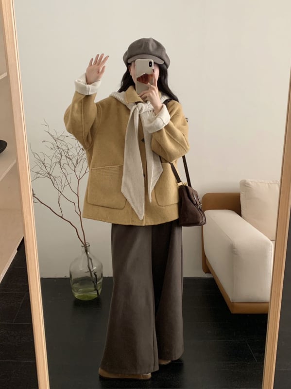Palton damă din lână cu gulă-șal, stil coreean lejer, croială liberă, mâneci raglan, închidere cu nasturi, toamnă 2025.