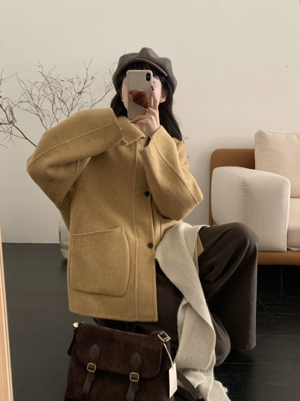 Palton damă din lână cu gulă-șal, stil coreean lejer, croială liberă, mâneci raglan, închidere cu nasturi, toamnă 2025.