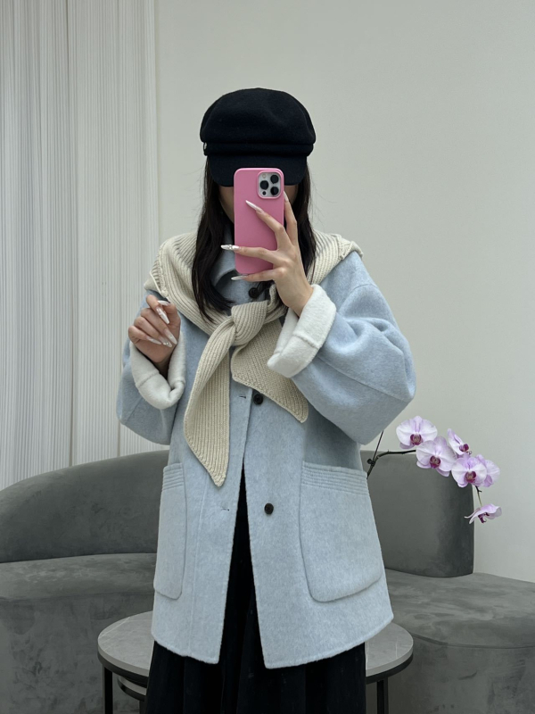 Palton damă din lână cu gulă-șal, stil coreean lejer, croială liberă, mâneci raglan, închidere cu nasturi, toamnă 2025.