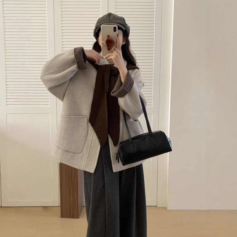 Palton damă din lână cu gulă-șal, stil coreean lejer, croială liberă, mâneci raglan, închidere cu nasturi, toamnă 2025.