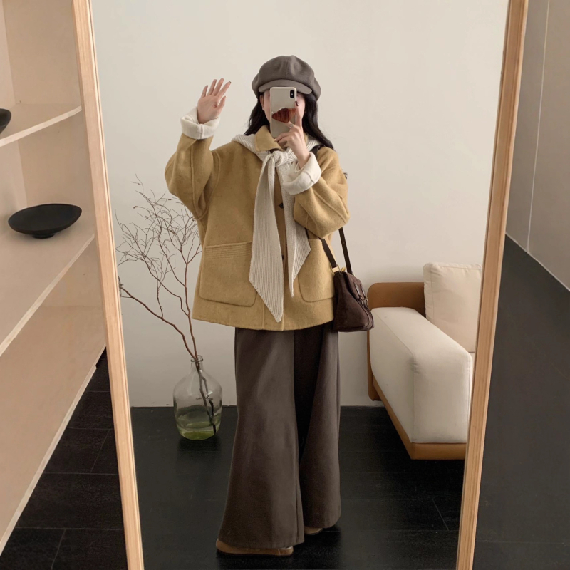 Palton damă din lână cu gulă-șal, stil coreean lejer, croială liberă, mâneci raglan, închidere cu nasturi, toamnă 2025.