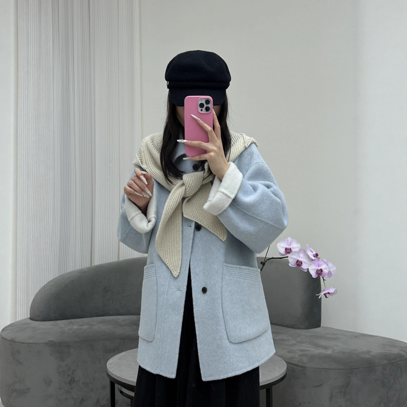 Palton damă din lână cu gulă-șal, stil coreean lejer, croială liberă, mâneci raglan, închidere cu nasturi, toamnă 2025.