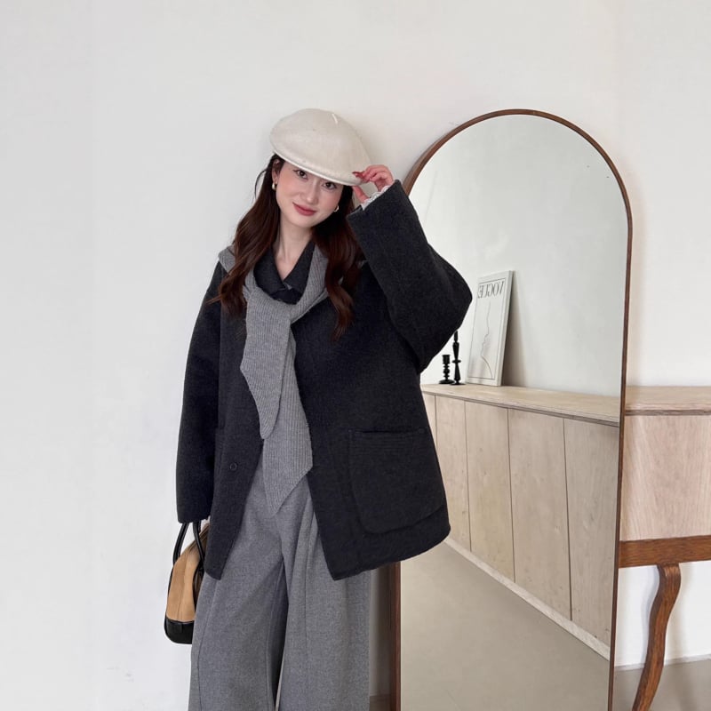 Palton damă din lână cu gulă-șal, stil coreean lejer, croială liberă, mâneci raglan, închidere cu nasturi, toamnă 2025.