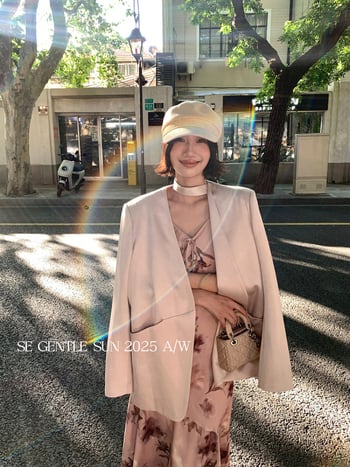 Női rövid zakó V-nyakkal, hosszú ujjú, kollázs dizájn, szintetikus rostok keveréke, őszi 2025