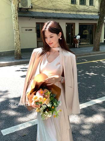 Női rövid zakó V-nyakkal, hosszú ujjú, kollázs dizájn, szintetikus rostok keveréke, őszi 2025