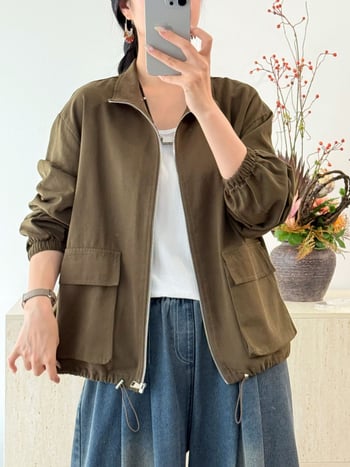 Női casual rövid kabát pamut anyagból, cipzáras záródás, lazán illeszkedő szabás, hosszú ujjú, A-vonalú sziluett.