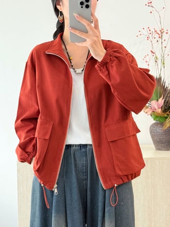 Női casual rövid kabát pamut anyagból, cipzáras záródás, lazán illeszkedő szabás, hosszú ujjú, A-vonalú sziluett.