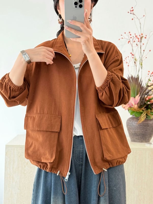 Női casual rövid kabát pamut anyagból, cipzáras záródás, lazán illeszkedő szabás, hosszú ujjú, A-vonalú sziluett.