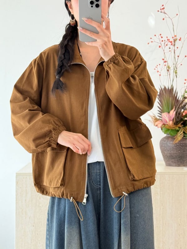 Női casual rövid kabát pamut anyagból, cipzáras záródás, lazán illeszkedő szabás, hosszú ujjú, A-vonalú sziluett.