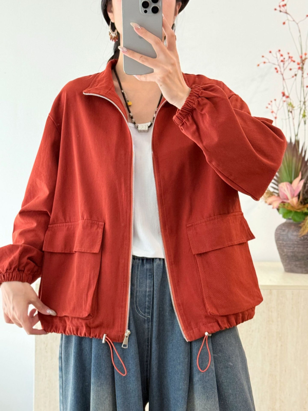 Női casual rövid kabát pamut anyagból, cipzáras záródás, lazán illeszkedő szabás, hosszú ujjú, A-vonalú sziluett.