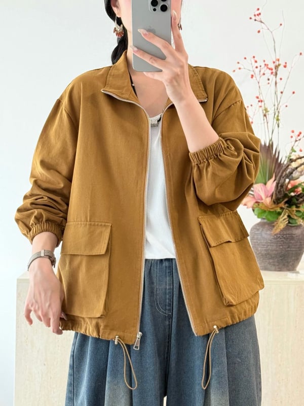 Női casual rövid kabát pamut anyagból, cipzáras záródás, lazán illeszkedő szabás, hosszú ujjú, A-vonalú sziluett.