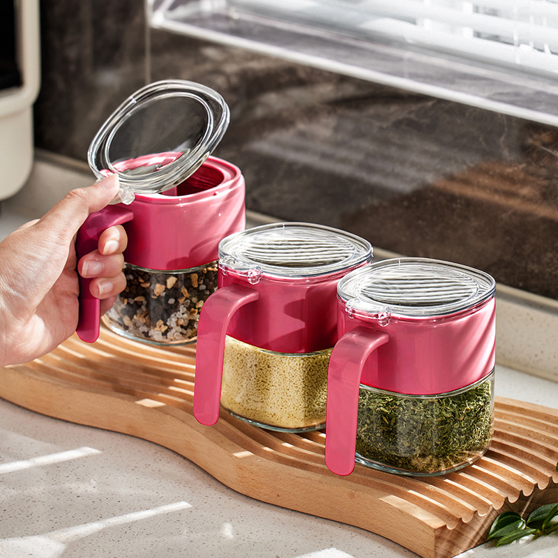 Recipient din sticlă pentru condimente, cu capac basculant și linguriță, pentru condimente solide.