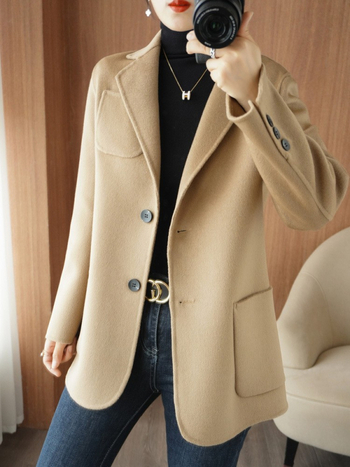 Palton din lână pentru femei, croială în A, guler de tip sacou, închidere cu un nasture, lungime medie 65–80 cm