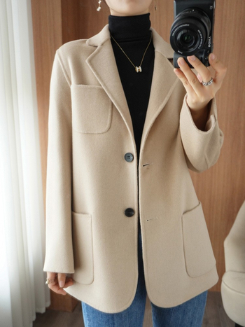 Palton din lână pentru femei, croială în A, guler de tip sacou, închidere cu un nasture, lungime medie 65–80 cm