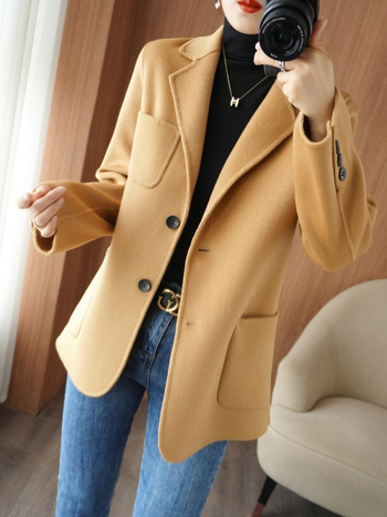 Palton din lână pentru femei, croială în A, guler de tip sacou, închidere cu un nasture, lungime medie 65–80 cm