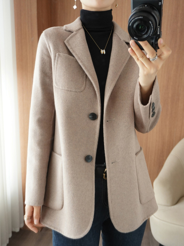 Palton din lână pentru femei, croială în A, guler de tip sacou, închidere cu un nasture, lungime medie 65–80 cm