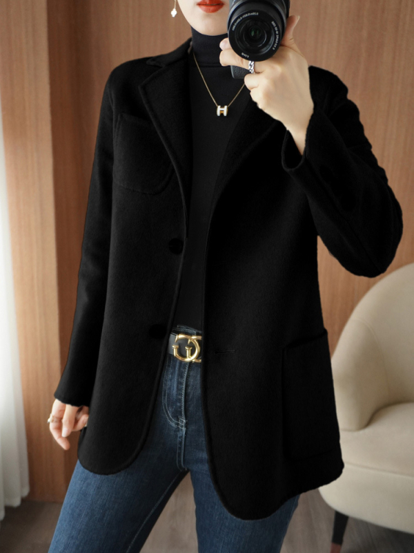 Palton din lână pentru femei, croială în A, guler de tip sacou, închidere cu un nasture, lungime medie 65–80 cm