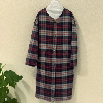 Palton de damă din lână, croială cocoon, carouri, guler cu fular, lungime 80-100 cm, material din lână mixt (70-80% lână)