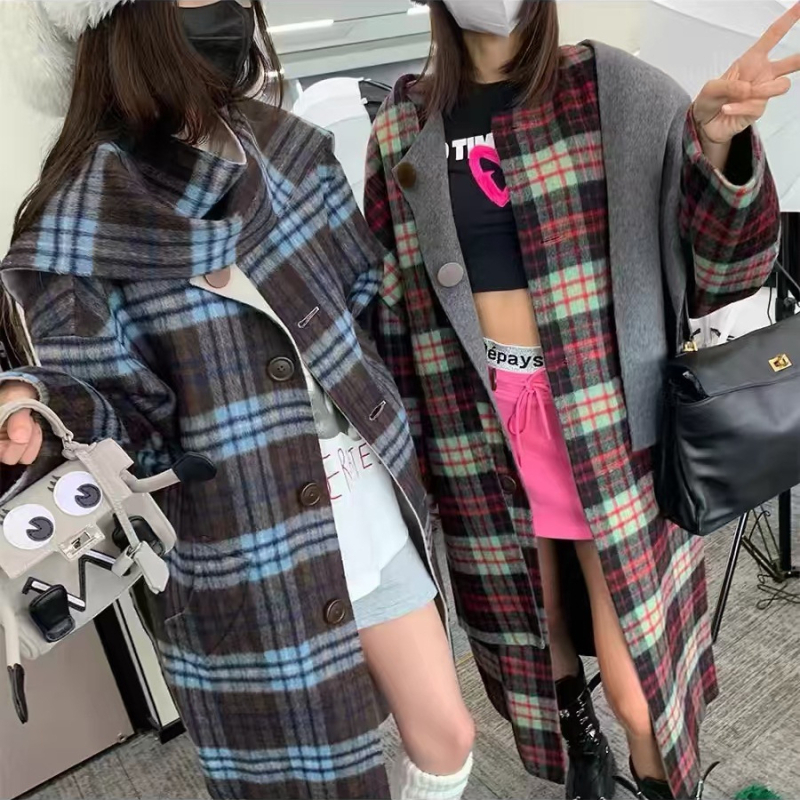 Palton de damă din lână, croială cocoon, carouri, guler cu fular, lungime 80-100 cm, material din lână mixt (70-80% lână)