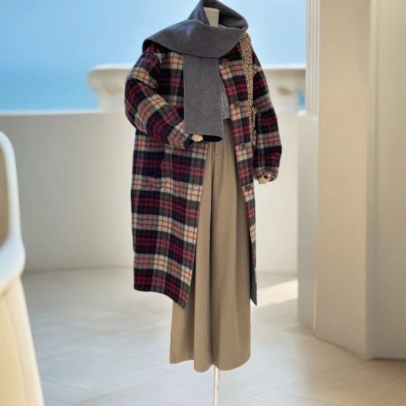 Palton de damă din lână, croială cocoon, carouri, guler cu fular, lungime 80-100 cm, material din lână mixt (70-80% lână)