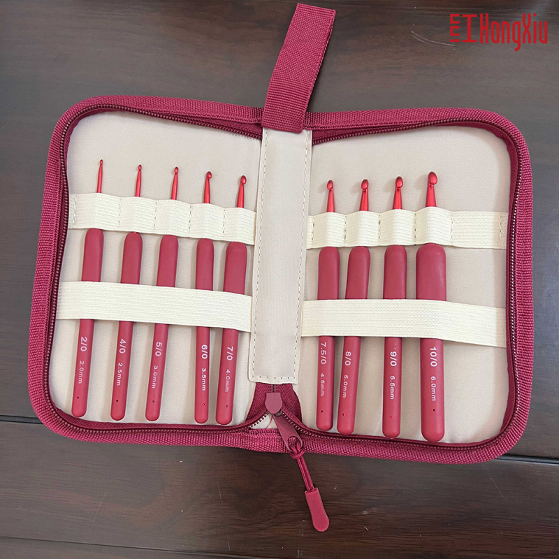 Horgolótű készlet puha markolattal és PU táskával (100 db • 350 g • Márka: Red embroidery • Licencelt magánmárka: Igen)