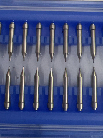 LED die-bonding gép adagolófeje, dupla fej, wolfrám‑acél adagolóhegy, bakelit beszívócső, felső csap