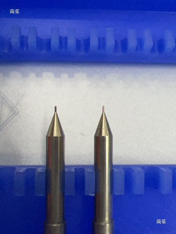 LED die-bonding gép adagolófeje, dupla fej, wolfrám‑acél adagolóhegy, bakelit beszívócső, felső csap