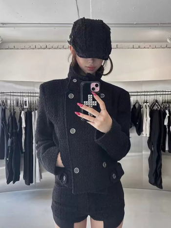 Palton scurt de damă din lână, cu nasturi dubli, guler înalt, croială mulată, lungime scurtă (40–50 cm)