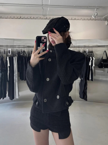 Palton scurt de damă din lână, cu nasturi dubli, guler înalt, croială mulată, lungime scurtă (40–50 cm)