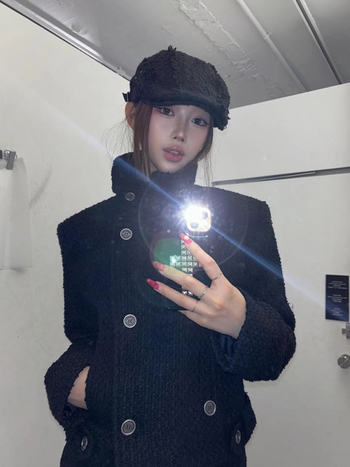 Palton scurt de damă din lână, cu nasturi dubli, guler înalt, croială mulată, lungime scurtă (40–50 cm)