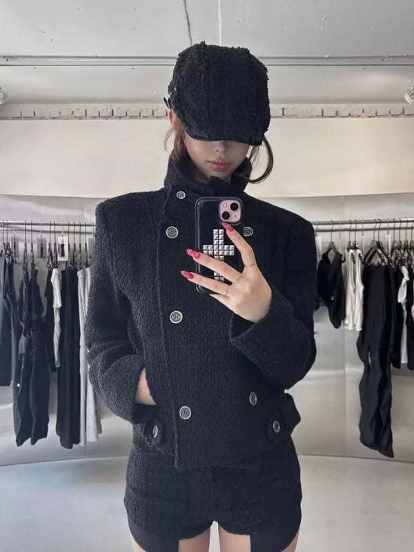 Palton scurt de damă din lână, cu nasturi dubli, guler înalt, croială mulată, lungime scurtă (40–50 cm)